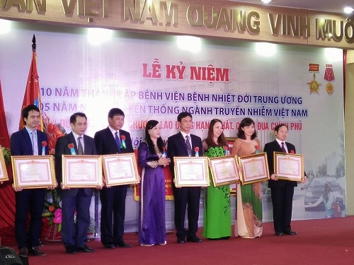 
PGS.TS Nguyễn Thị Kim Tiến trao Cờ thi đua Chính phủ và khen thưởng cho BV Bệnh Nhiệt đới Trung ương.
