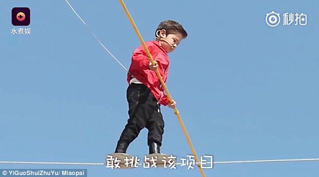
Được biết, lúc 2 tuổi rưỡi, Abdullah đã tập bộ môn đi trên dây này. Đây được xem là một chương trình hot thu hút được rất nhiều cậu bé có sở thích chơi những trò nguy hiểm như Abdullah.
