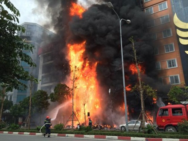 
Hiện trường vụ cháy quán karaoke khiến 13 người chết ở Hà Nội. Ảnh: Vương Trần
