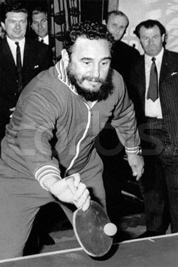 
Không chỉ dừng lại ở môn bóng chày, chủ tịch Fidel Castro còn dành tình yêu cho môn thể thao bóng bàn. Dường như với môn thể thao nào cũng khiến nhà lãnh đạo đại tài của đất nước Cuba hứng thú.
