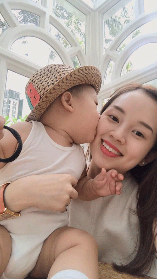 
Cậu bé dành nụ hôn cho mẹ Khánh Ly. Và người đẹp vô cùng hạnh phúc khi khoe khoảnh khắc ngọt ngào này.
