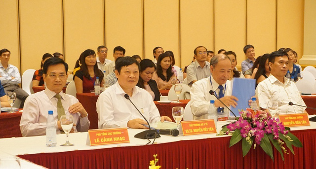 Thứ trưởng Bộ Y tế Nguyễn Viết Tiến (thứ hai, từ trái sang) và các đồng chí lãnh đạo Tổng cục DS-KHHGĐ tại Hội thảo. Ảnh: Nguyễn Mai