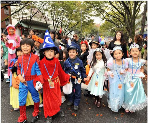 Người Nhật Bản hóa trang cho trẻ trong lễ hội Halloween thành những nhân vật rất ngộ nghĩnh, đáng yêu Ảnh: T.L