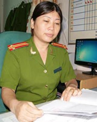 
Là trinh sát nữ lâu năm, Trung tá Nguyễn Thị Hồng Thanh lưu giữ nhiều kỉ niệm khó quên trong việc “đánh án” ma túy. Ảnh: Văn Sĩ
