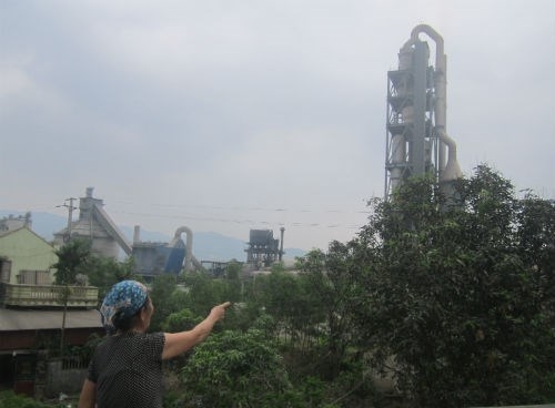 Người dân bức xúc trước tình trạng ô nhiễm do Nhà máy xi măng Đồng Bành gây ra. Ảnh: A.Bùi