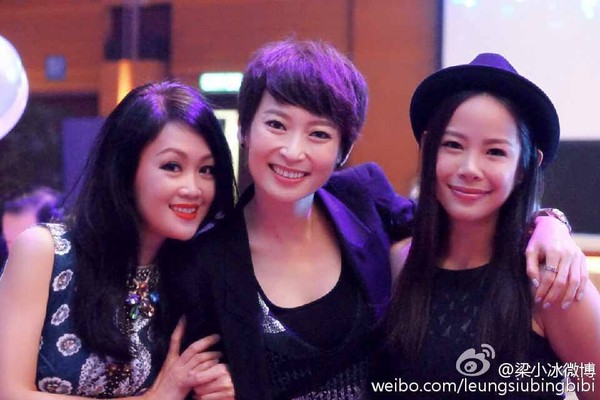 
Vào đầu tháng 3/2015, xuất hiện trong bữa tiệc đầu năm của HKTV cùng nhiều diễn viên khác, Lương Tiểu Băng vẫn nổi bật với vẻ đẹp quyến rũ, mặn mà.
