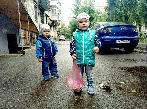 
Hai em bé người Ukraine bị mẹ bỏ đói đến chết.
