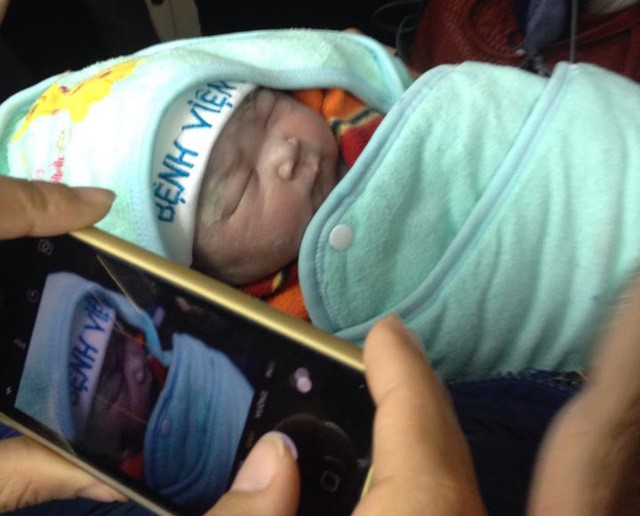 
Hình ảnh em bé đầu tiên chào đời bằng phương pháp mang thai hộ tại BV Phụ sản Trung ương. Ảnh: V.Thu
