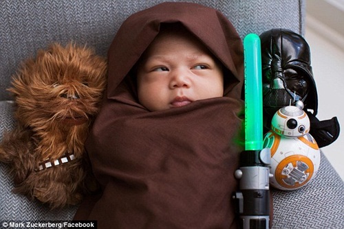 Cư dân mạng phát sốt với bức ảnh con gái Mark Zuckerberg đi tiêm xong mũi vắc-xin đầu tiên, lần đầu tiên đón năm mới trong vòng tay của cha và tạo dáng theo phong cách Star Wars với một thanh gươm sáng bên cạnh.