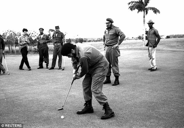 
Trong một bức hình không rõ thời gian ghi lại được cảnh huyền thoại Fidel Castro đang chơi golf cùng nhà cách mạng thiên tài Ernesto Che Guevara.
