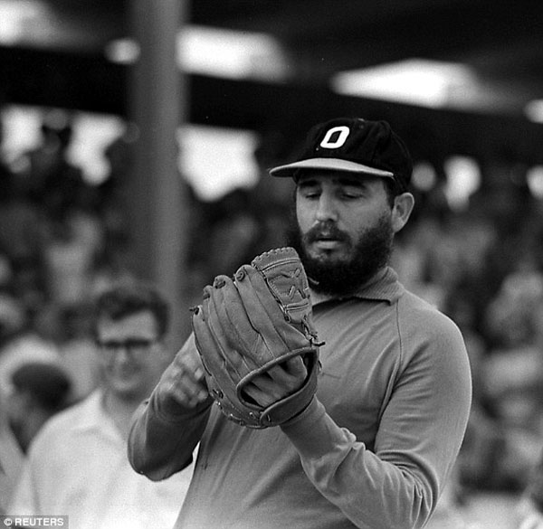 
Trong hình, nhiếp ảnh gia ghi lại khoảnh khắc ông Fidel Castro chơi bóng chày vào tháng 8/1964 tại thủ đô Havana, Cuba.
