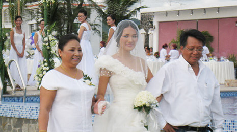 Cô dâu Hương Giang cùng bố mẹ hân hoan trong ngày cưới