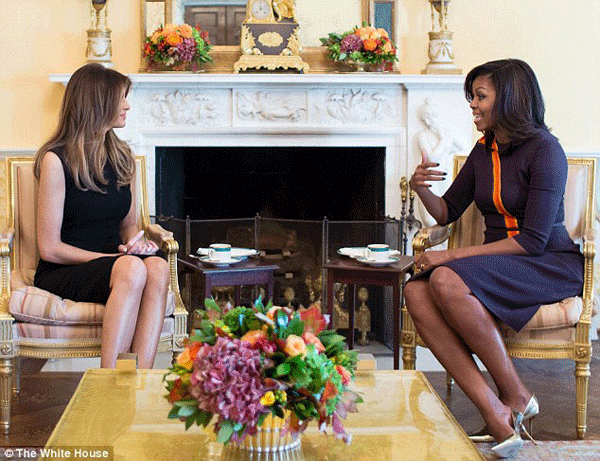 
Trong lúc đó cũng diễn ra cuộc gặp mặt của hai phu nhân Tổng thống. Bà Michelle Obama đã thuật lại cho bà Melania Trump về cuộc sống của hai cô con gái bà tại Nhà Trắng.
