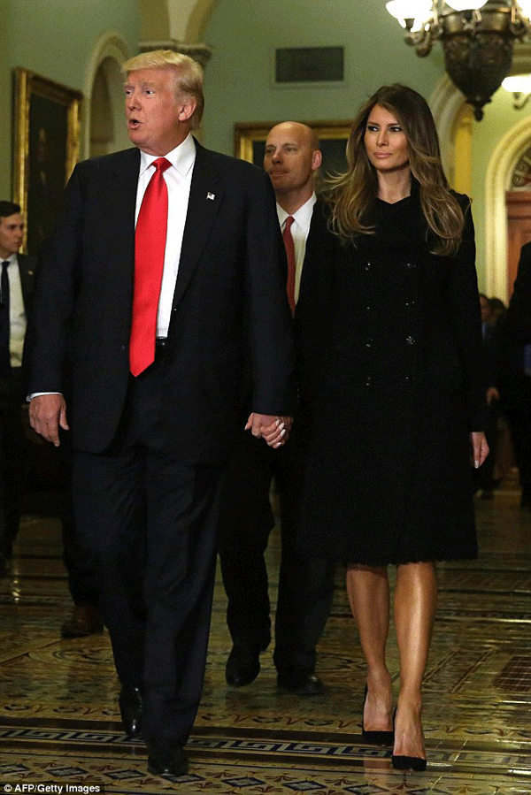 
Ông Donald Trump nắm chặt tay vợ tiến vào Nhà Trắng.
