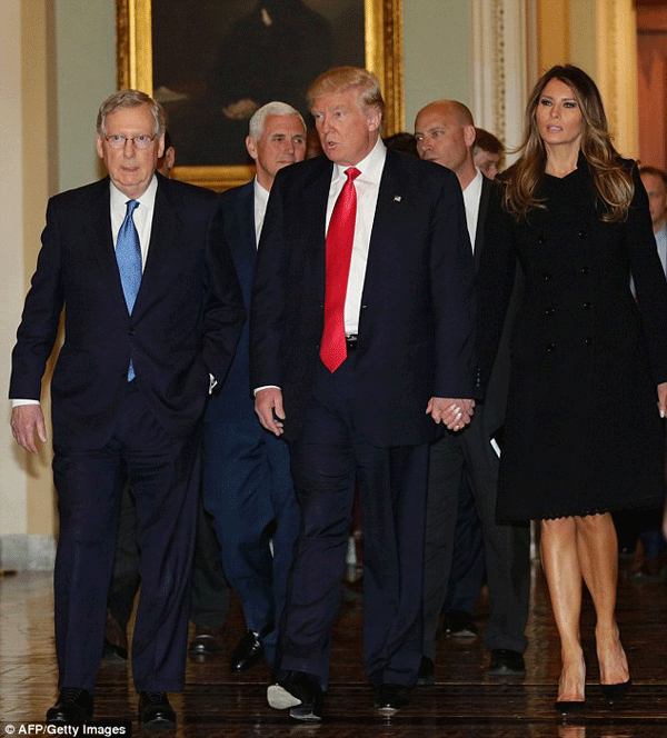 
Hình ảnh nắm chặt tay vợ trước công chúng khiến cho những người ủng hộ ông Trump vô cùng thích thú.
