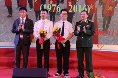 Hai thế hệ học sinh được tuy&ecirc;n dương (ảnh: nh&agrave; trường)