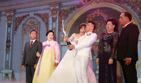 
Đây chính là hình ảnh gây ấn tượng nhất trong đám cưới của Trấn Thành - Hari Won. Khi Trấn Thành bật sâm banh thì ngay lập tức biểu cảm của người trong ảnh đã khiến nhiều người không thể ngừng cười. Và bức ảnh này đã được cộng động chia sẻ với tốc độ chóng mặt.
