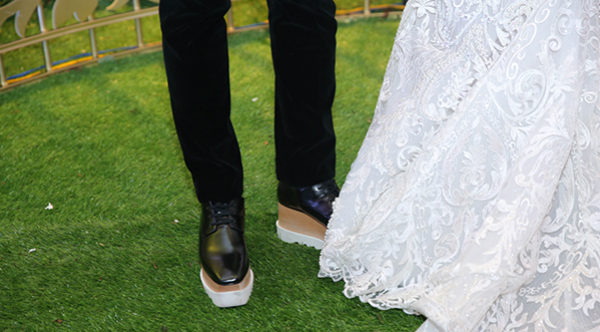 
Hiếm có chú rể nào giống như MC Trấn Thành. Hình ảnh được các phóng viên có mặt tại đám cưới ghi lại và được đăng tải trên nhiều báo. Trấn Thành sợ thấp hơn cô dâu nên anh chọn giày cao đế đến 10cm.
