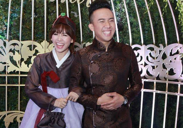 
Trái với vẻ bẽn lẽn của cặp cô dâu chú rể thông thường, Trấn Thành và Hari Won khiến người dự đám cưới cười bò với điệu cười này.
