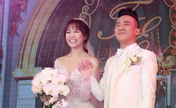 
Khi lên hôn trường, MC Trấn Thành - Hari Won cũng không kìm nén được nụ cười vô tư hồn nhiên. Trong không khí trang trọng của buổi hôn lễ, thái độ của cặp đôi khiến quan khách cảm giác thoải mái hơn.
