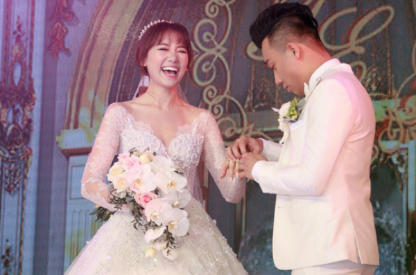 
Khi được chú rể trao nhẫn thường thì các cô dâu sẽ run run xúc động riêng người đẹp gốc Hàn lại cười thả ga như thế này. Với những người có mặt tại đám cưới đều cười rộ lên với hành động của Hari Won.
