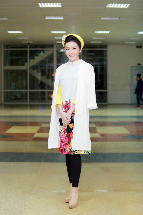 
Tối 10/11, Huyền My diện áo dài cách điệu khi làm giám khảo cuộc thi nhan sắc tại Đại học Luật Hà Nội.
