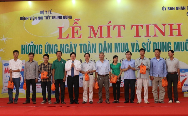 Thứ trưởng Bộ Y tế Nguyễn Viết Tiến và Phó Chủ tịch UBND tỉnh Phạm Đăng Quyền tặng muối i ốt cho các hộ dân tham dự lễ mít tinh.