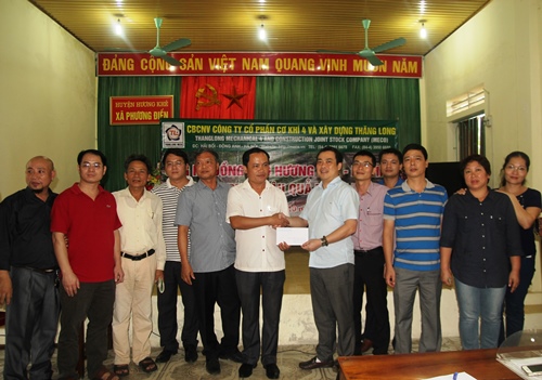 Lãnh đạo Cty trao quà cho người dân vùng rốn lũ thuộc huyện Hương Khê, Hà Tĩnh