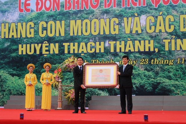 
Đón bằng Di tích Quốc gia đặc biệt hang Con Moong
