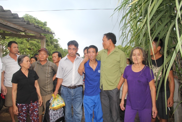 
Anh Phương (mặc áo xanh ở giữa) trở về trong vòng tay người thân và gia đình. Sau hơn 4 năm bị bắt và giam giữ khiến anh Phương bị gầy gò và đen hơn nhiều, nhiều người đã suýt không nhận ra.

