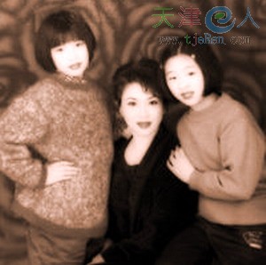
Hoàng Thu Yến và hai cô con gái.
