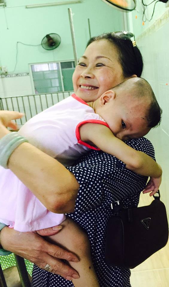 
Ca sĩ Khánh Ly bên một em nhỏ trong chuyến thiện nguyện
