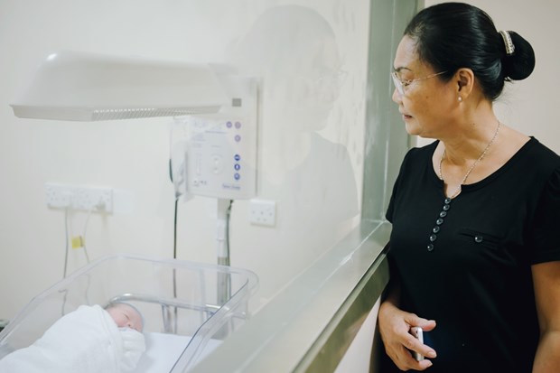 Ngày 15/10 vừa qua, Dương Cẩm Lynh đã sinh con trai đầu lòng tại một bệnh viện ở Bình Dương. Con trai cô ra đời bằng phương pháp sinh mổ, nặng 3,2kg và được đặt tên là William.