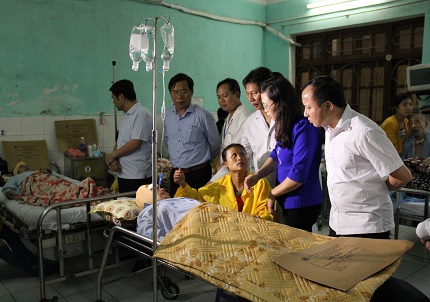 
Lãnh đạo tỉnh Thái Bình và giám đốc Sở Y tế đã đến thăm và chia sẻ với các nạn nhân. Ảnh: ĐB
