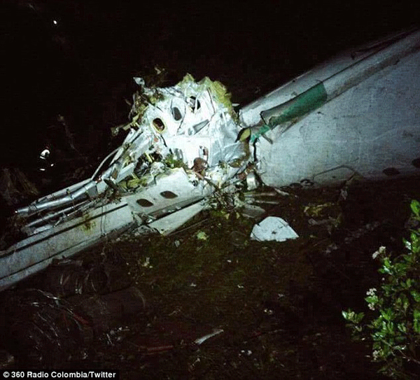 
Hiện trường máy bay bị rơi tại Colombia.
