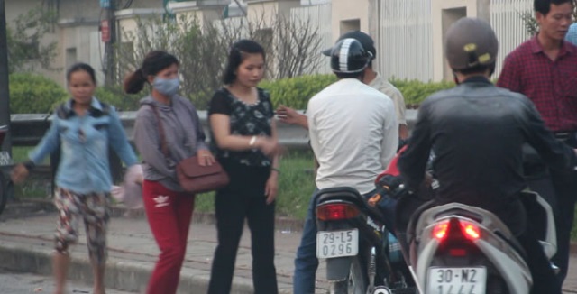 
Nhóm đối tượng dàn cảnh móc túi trước cổng bệnh viện Bạch Mai (Hà Nội). Ảnh cắt từ clip.
