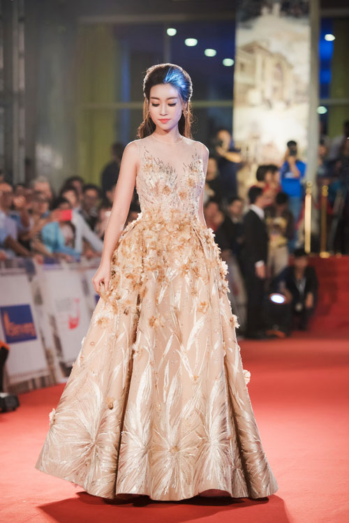 
Hoa hậu Mỹ Linh hóa công chúa lộng lẫy trên thảm đỏ lễ bế mạc Liên hoan phim quốc tế Hà Nội khi diện bộ đầm xòe rộng bồng bềnh, đính họa tiết hoa 3D tinh tế.

