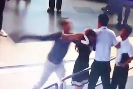 
Nữ nhân viên sân bay Quốc tế Nội Bài bị 2 hành khách hành hung. Ảnh: Cắt từ clip
