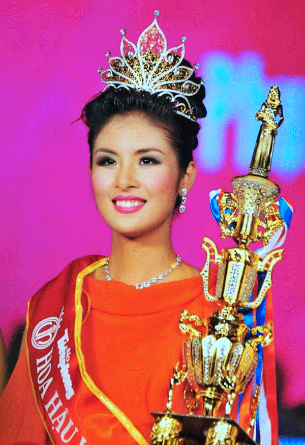 
Ngọc Hân lúc mới đăng quang Hoa hậu Việt Nam 2010.

