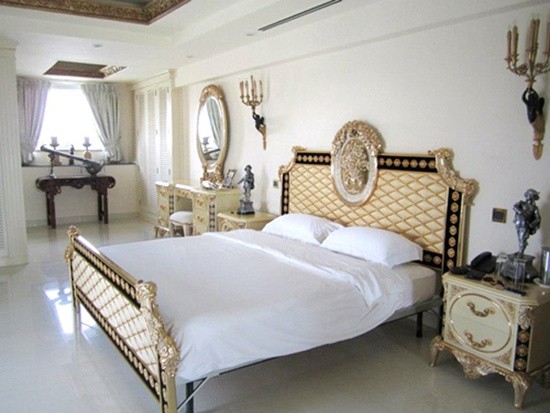 Phòng ngủ của gia đình ngọc nữ làng điện ảnh Tăng Thanh Hà được thiết kế theo phong cách hoàng gia để phù hợp với toàn bộ kiến trúc của căn biệt thự nằm ở Quận 2 - TP.HCM.