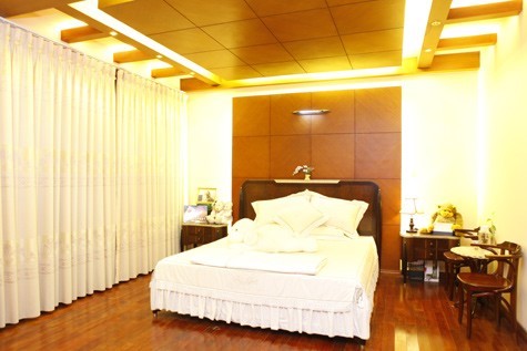 Phòng ngủ thiết kế từ gỗ quý của Hồ Quỳnh Hương: Không gian riêng của giám khảo X Factor phiên bản Việt được trang trí khá đơn giản. Cô sử dụng các loại gỗ quý và khéo léo kết hợp với dàn đèn tạo nên sự ấm cúng cho căn phòng.