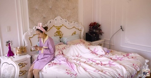 Trong một clip hậu trường chuẩn bị cho MV sắp ra mắt gần đây, nữ ca sĩ Minh Hằng lần đầu hé lộ phòng ngủ riêng với người hâm mộ. Căn phòng được giới thiệu là “phòng ngủ công chúa” với tông hồng và trắng ngọt ngào.