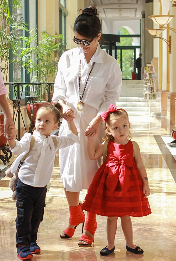 
Năm 2012, diva Hồng Nhung hạ sinh hai nhóc tỳ Tôm và Tép. Cặp sinh đôi một nam một nữ lần lượt được mẹ Hồng Nhung đặt tên lần lượt là Aiden và Lea.

