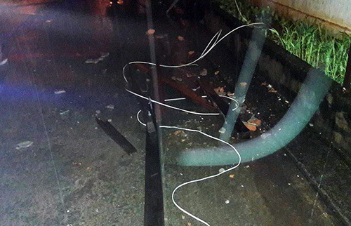Sức &eacute;p tiếng nổ l&agrave;m nhiều mảnh vỡ gạch, đ&aacute;... nh&agrave; d&acirc;n bị văng ra h&agrave;ng chục m&eacute;t. Ảnh: A.X