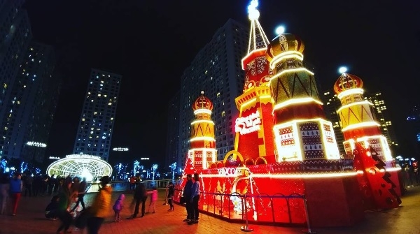 
Mỗi Vincom sẽ trang trí đêm Giáng sinh của một nước.
