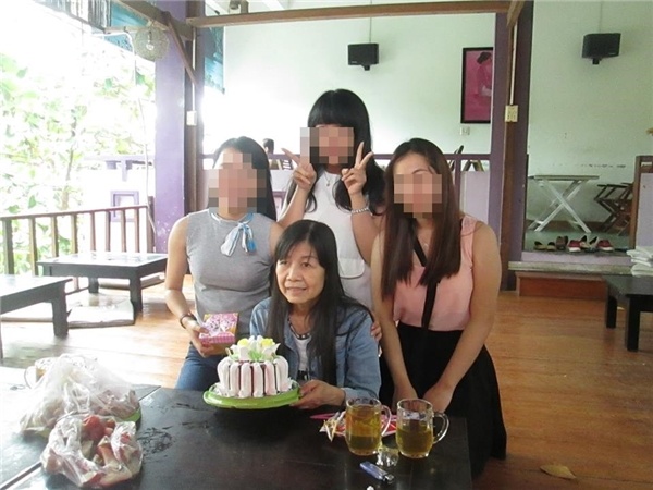 
Nguyên Thị Như cùng bạn bạn bè trong sinh nhật mình (ảnh nhân vật cung cấp)

