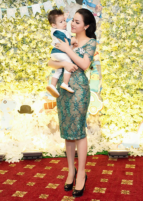 
Trong buổi tiệc tiệc sinh nhật của con trai cưng, Nhật Kim Anh cho phát ca khúc “Con của mẹ là nhất” được nhạc sĩ Nguyễn Chấn Phong viết riêng dành tặng cho Nhật Kim Anh hát trong sinh nhật con của mình khiến khách mời thích thú.
