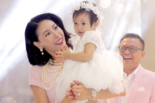 Tối 30/10 vừa qua, gia đình Hoa hậu Hà Kiều Anh cũng đã tổ chức bữa tiệc thôi nôi hoành tráng cho con gái.