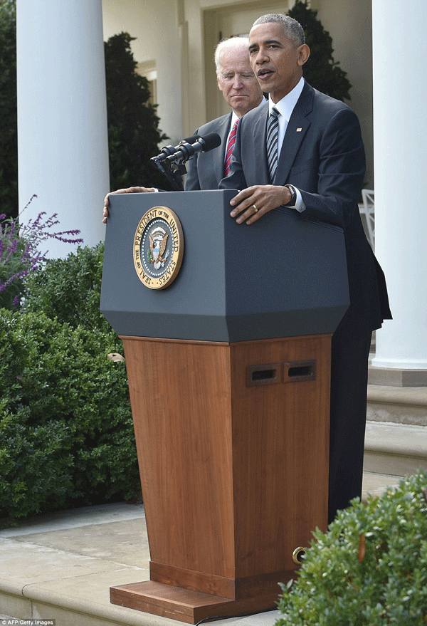 
Trong lúc ông phát biểu, phó Tổng thống Joe Biden tỏ ra đồng cảm với Barack Obama.
