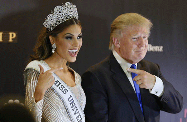 
Donald Trump trêu đùa Hoa hậu Hoàn vũ 2013 - Gabriela Isler - sau khi cô đăng quang tại Nga.
